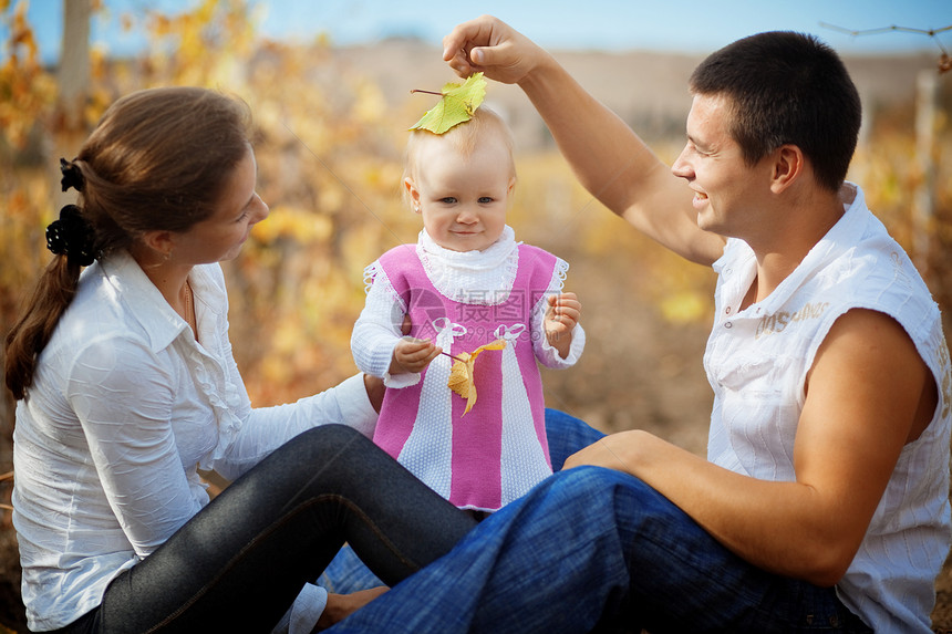 秋季有孩子的父母团体快乐树叶黄色父亲婴儿童年育儿儿童家庭图片