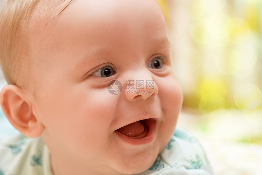 快乐的男孩情感新生儿子男生蓝色微笑喜悦眼睛男性童年图片