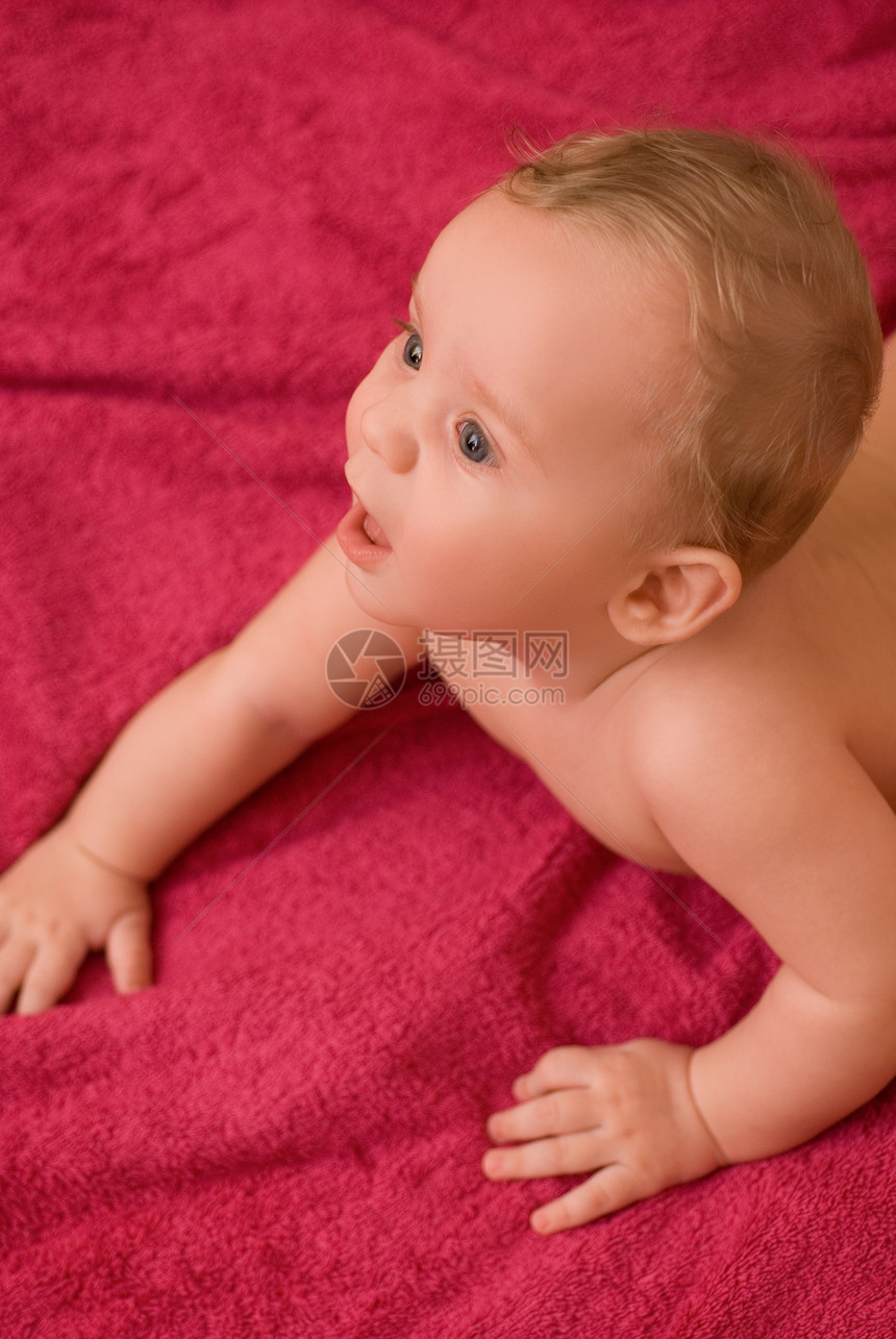 微笑婴儿毛巾皮肤新生乐趣眼睛孩子童年男性儿子幸福图片