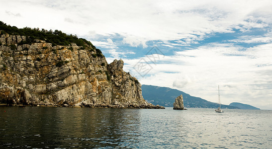 石头山天空海洋悬崖海浪蓝色背景图片