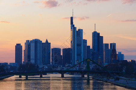 黄昏时德国美因法兰克福魔法梯度时刻时光旅游旅行观光蓝色游客高层建筑背景图片