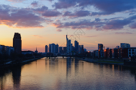 黄昏时德国美因法兰克福城市天际观光河流蓝天高层建筑摩天大楼时光梯度蓝色背景图片