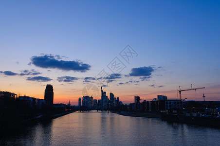 美因法兰克福 德国黄昏的德国蓝色中心夜景河流天际时刻金融观光世界城市背景图片