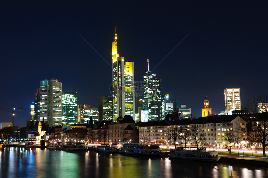 德国美因法兰克福 晚上天际夜景世界天空景观高层建筑街道蓝天金融摩天大楼图片