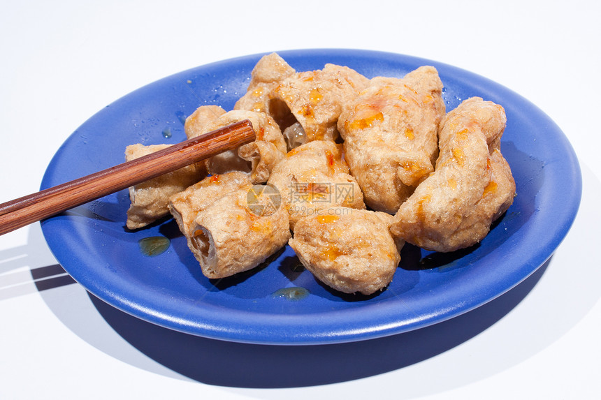 炸鱼蛋和筷子杯子市场油炸美食饮食烹饪厨房小吃餐厅盘子图片