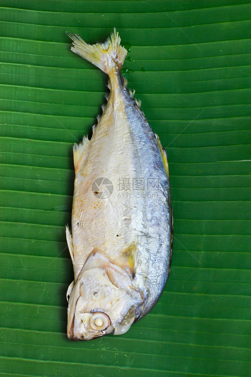 香蕉叶上的竹蒸汽食品柜台海鲜低音节食美味市场美食餐饮图片