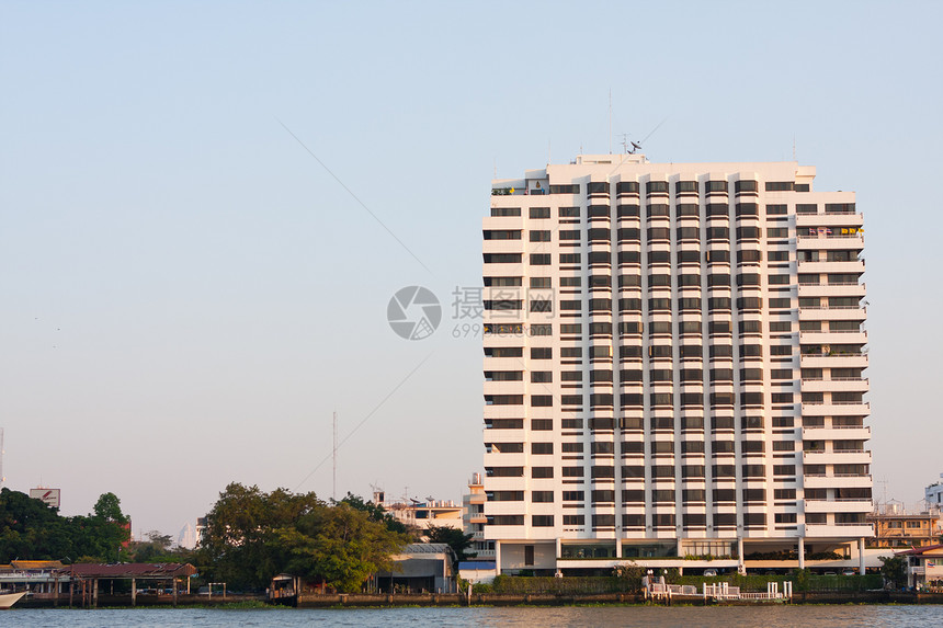 在天空的河流附近建筑图片