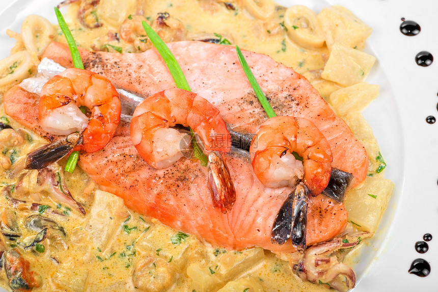 鲑鱼和海鲜食物脆皮营养午餐蔬菜盘子牛扒鱼片反射宏观图片