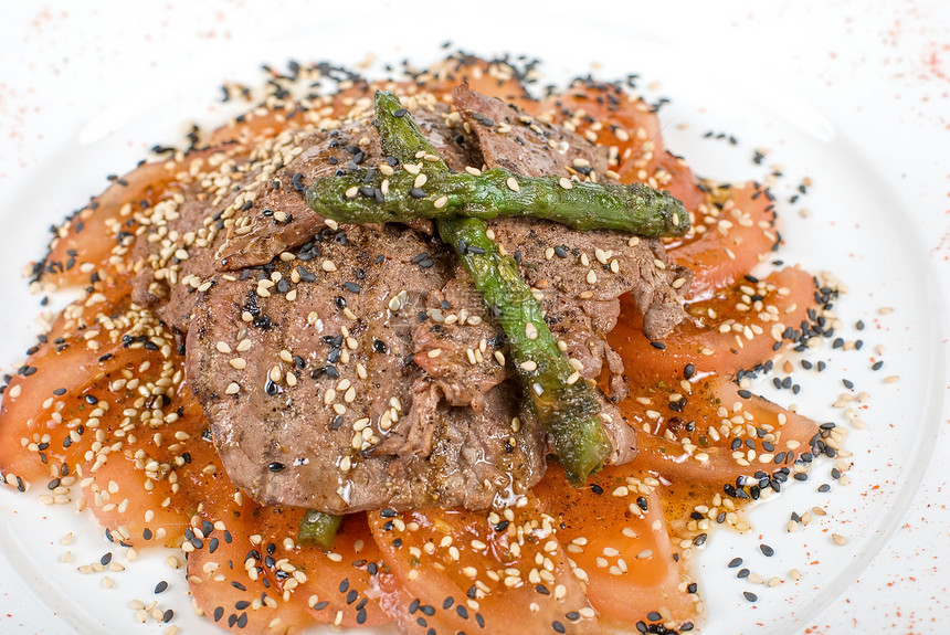 牛肉店的沙拉美食服务早餐菠菜蔬菜香料细绳芝麻午餐食物图片