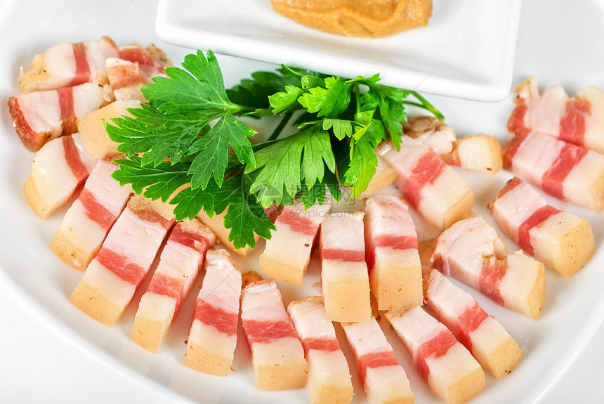 被切的猪猪油草药桌子食物午餐投标蔬菜皮肤早餐猪肉熏肉图片