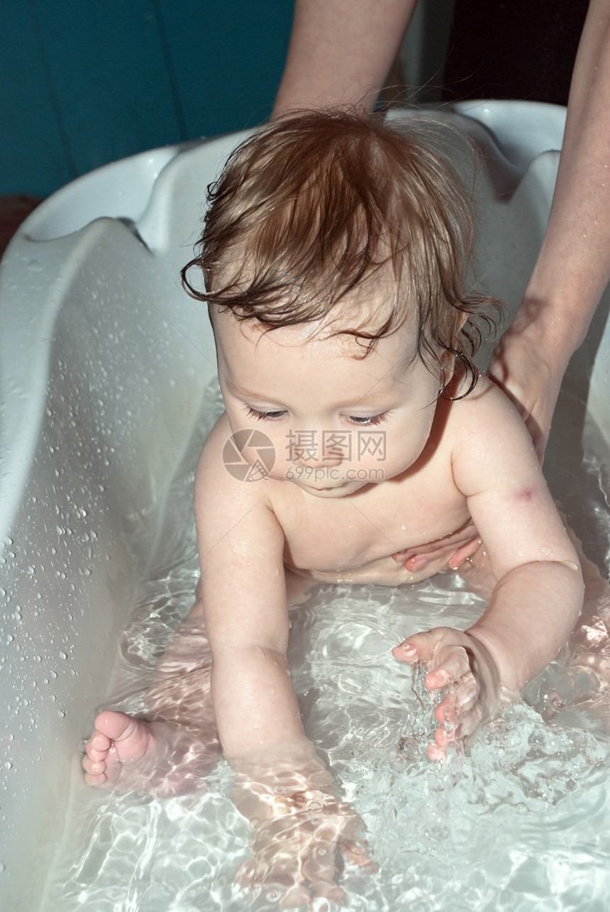 游泳婴儿身体孩子浴室童年乐趣幸福卫生快乐关心浴缸图片