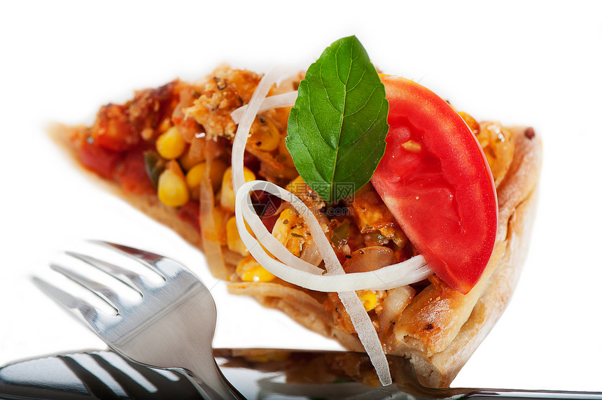 白色背景的新鲜自制素食披萨 作为标语胡椒蔬菜宏观圆圈午餐叶子小吃饮食美食脆皮图片