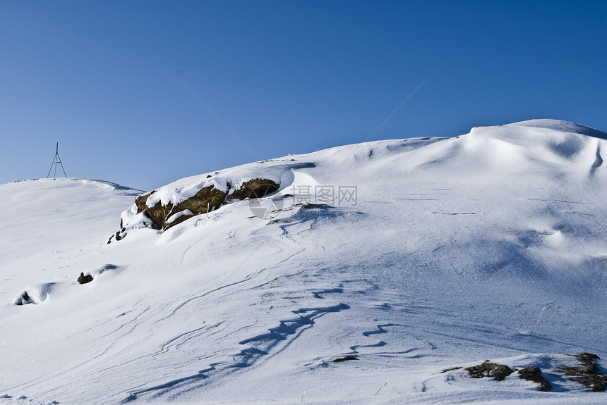 雪山 冬季全景 追踪白色爬坡冻结天空蓝色痕迹天气日光人行道石头图片