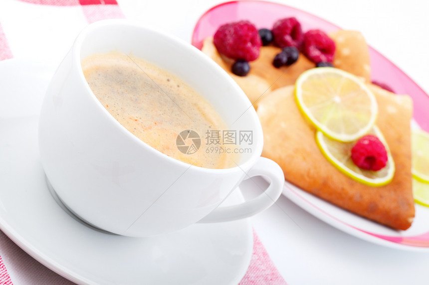 白咖啡杯 带有crepes盘子覆盆子咖啡杯子红色甜点白色薄饼食物早餐图片