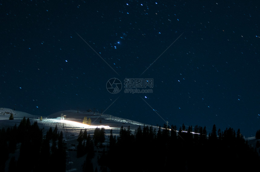 奥地利Montafon夜视全景季节星星蓝色日落滑雪月光森林旅游月亮松树图片