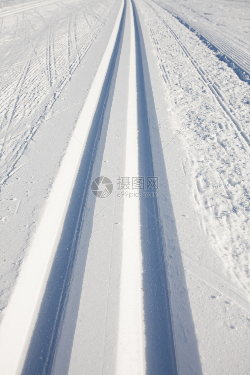 冬季的跨国家滑雪路线痕迹踪迹运动活动越野小路季节性场景曲线白色图片