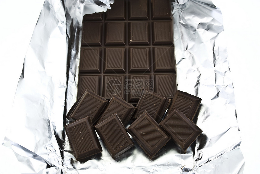 白色背景的一块面上的巧克力是孤立的可可美食甜点牛奶食物包装小吃糖果挫败活力图片
