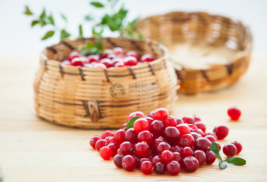 新鲜红红果浆果叶子收成烹饪红色食物作品水果木头季节图片