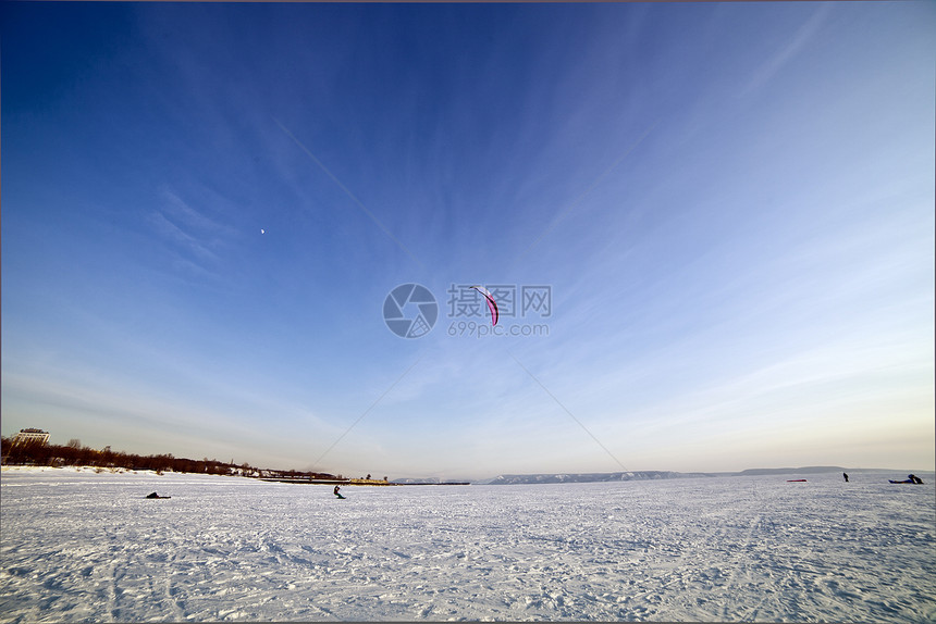 在冰冻湖上打滑衣太阳男人力量山脉运动天空风筝蓝色空气漂浮图片