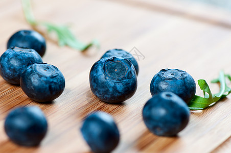 木板上的大蓝莓背景图片