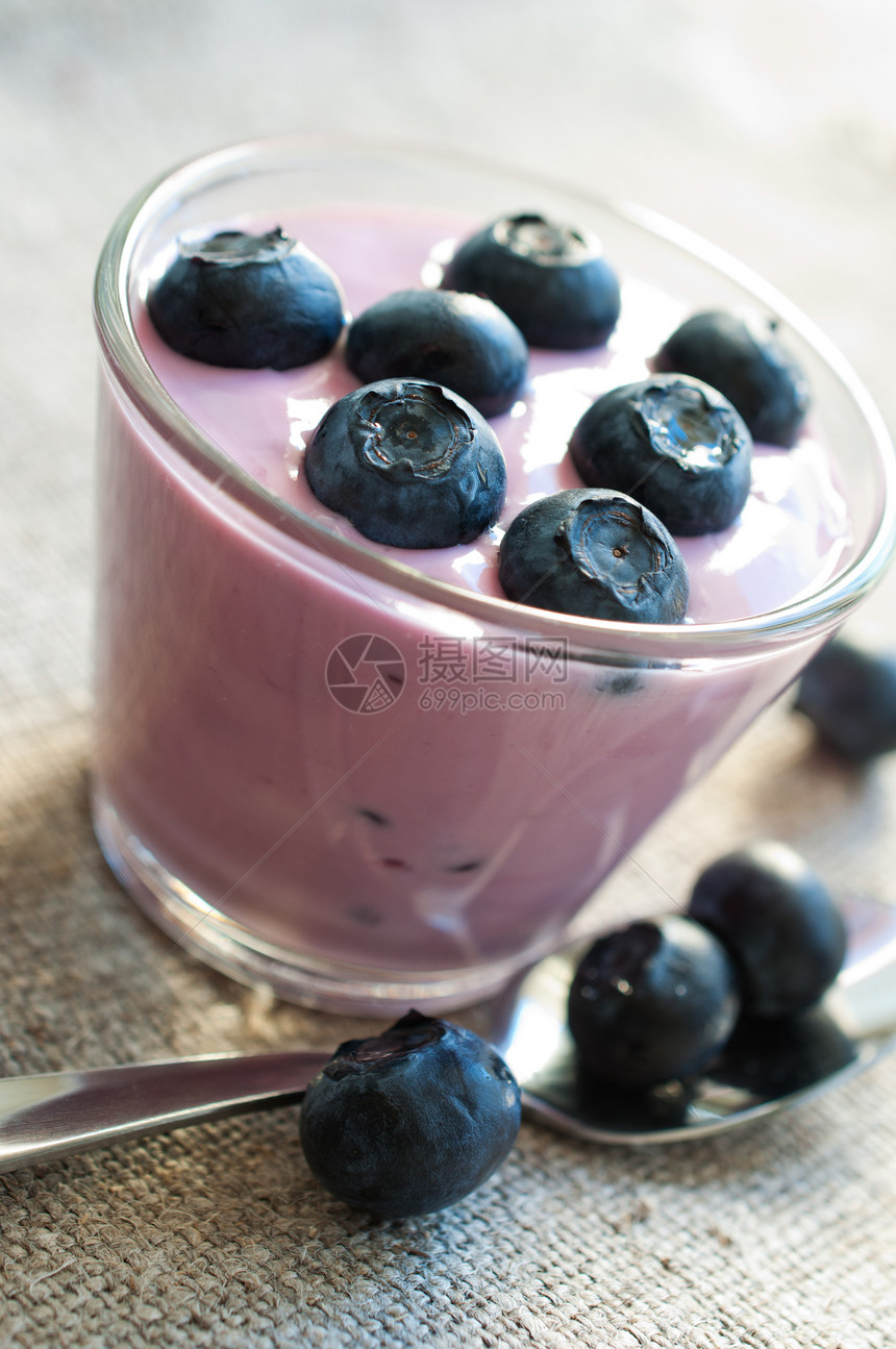 蓝莓酸酸奶茶点早餐营养勺子乳白色甜点食物玻璃奶油奶制品图片