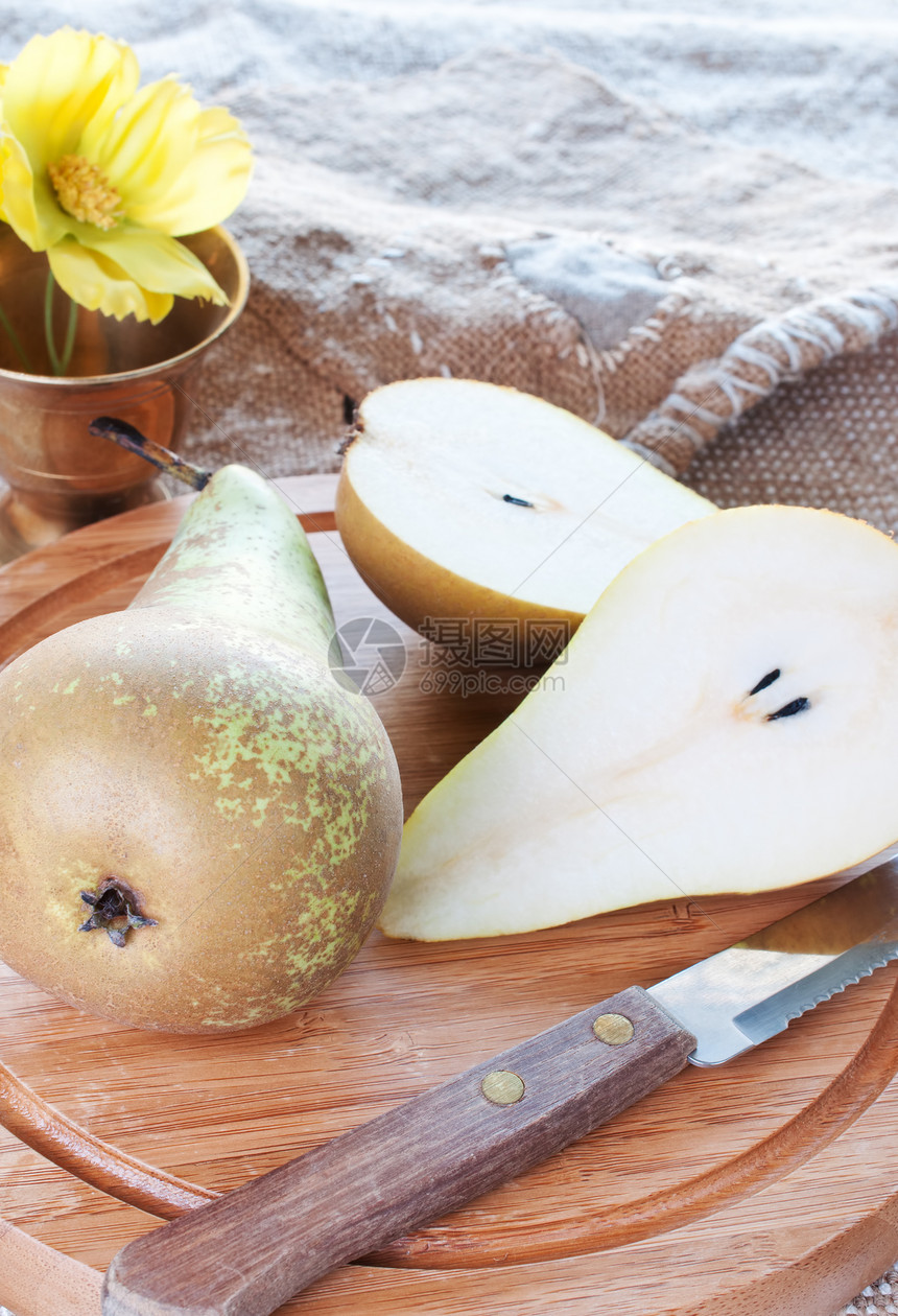 切割板上的梨水果木头收成叶子营养团体静物食物季节工作室图片