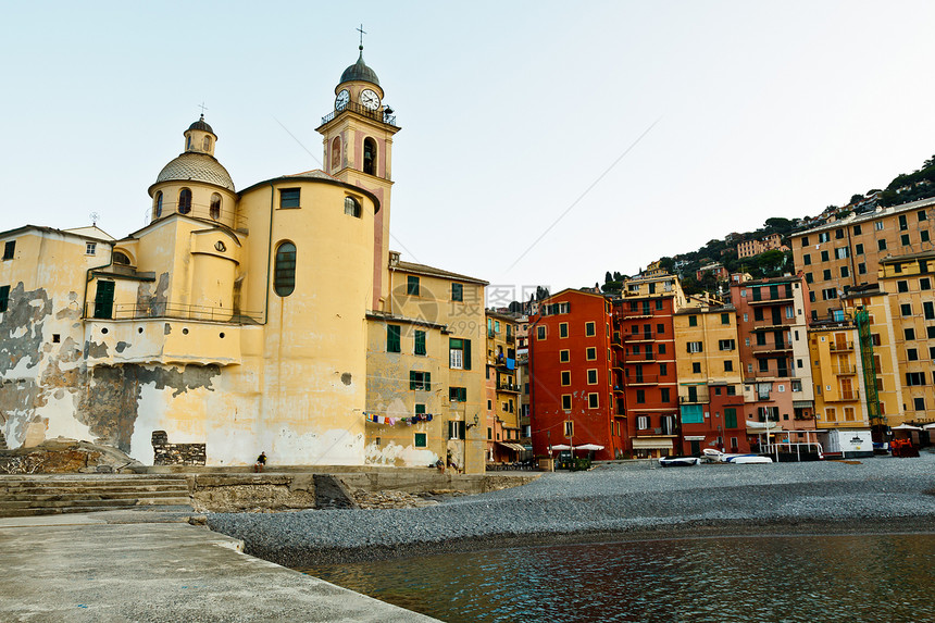 上午在意大利Camogli村教堂举行旅行海岸地标旅游蓝色大教堂城市房屋教会城堡图片