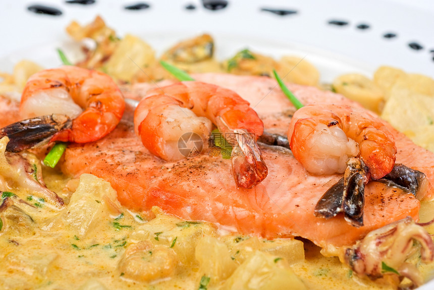 鲑鱼和海鲜柠檬鳟鱼土豆沙拉鱼片盘子水煮美食食物反射图片