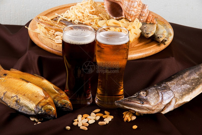 啤酒和零食筹码美食海鲜饮料液体橙子午餐小吃餐厅酒吧图片