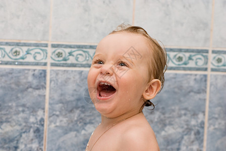小孩淋浴洗澡浴室微笑孩子皮肤男性卫生淋浴青年乐趣育儿背景