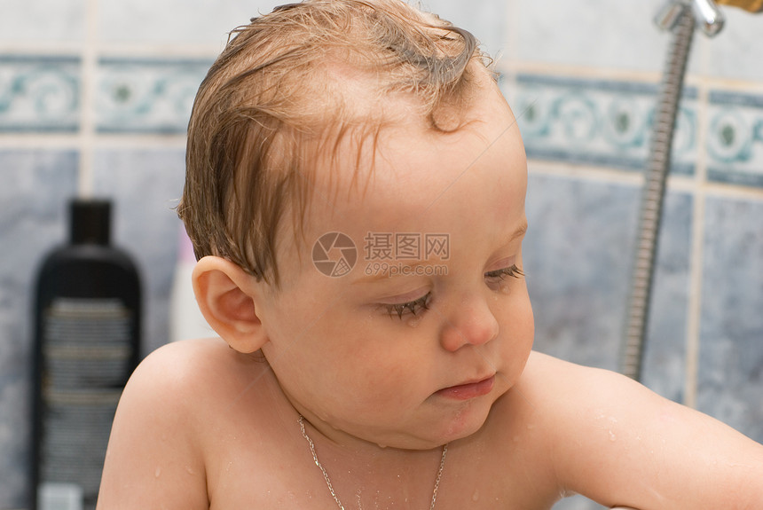洗澡孩子童年浴缸皮肤男性喜悦生活微笑浴室卫生图片