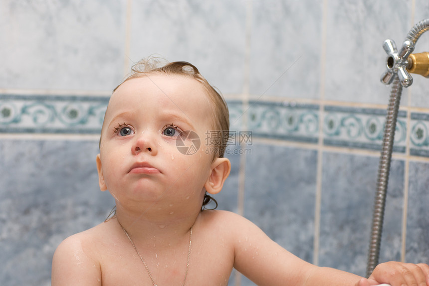洗澡男性快乐儿子男生微笑喜悦生活婴儿童年育儿图片