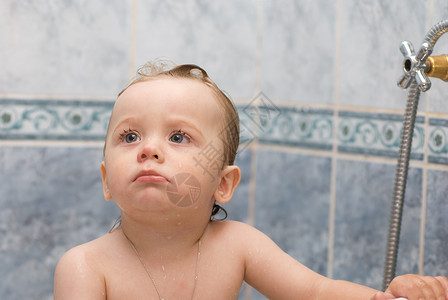 婴儿淋浴洗澡男性快乐儿子男生微笑喜悦生活婴儿童年育儿背景