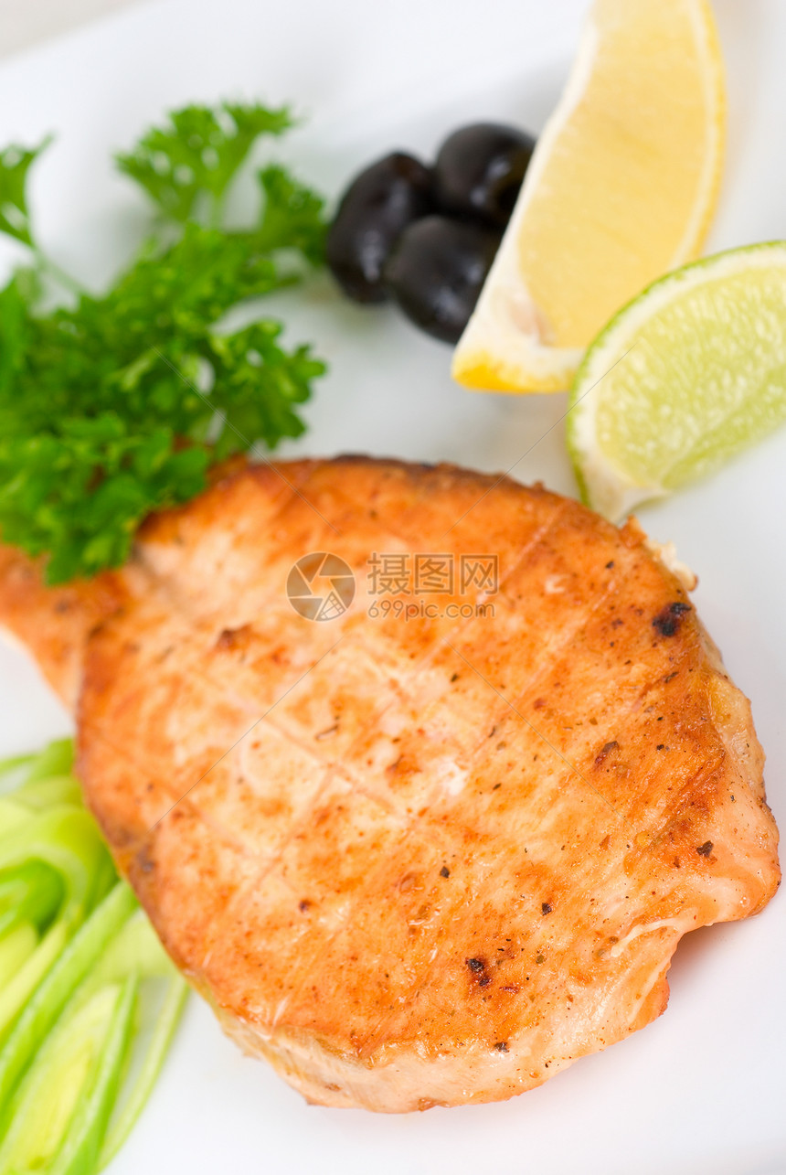 灰鲑鱼牛排油炸草本植物鱼片午餐润滑脂美食炙烤食物洋葱餐厅图片