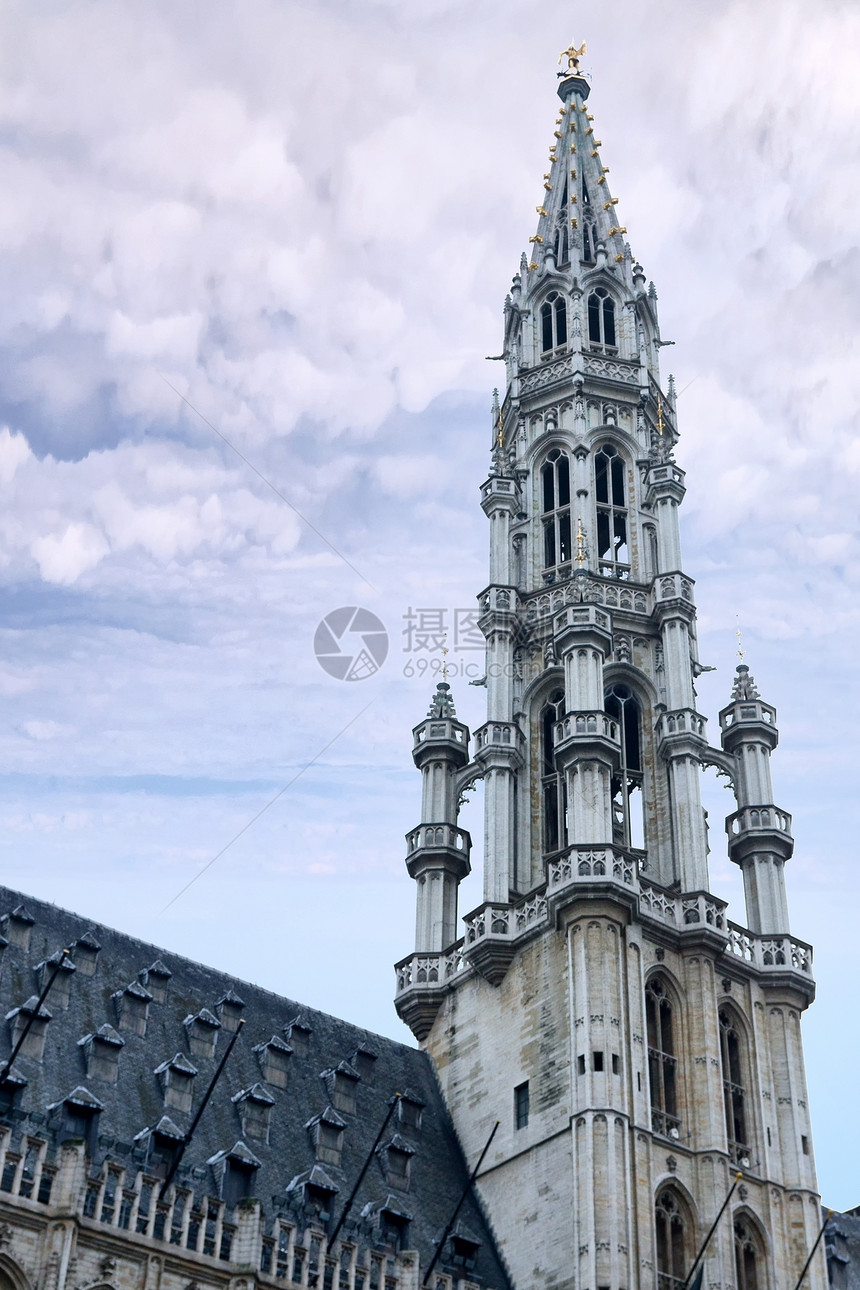 布鲁塞尔大广场市政厅塔塔楼地标蓝天世界遗产尖塔街道旗帜天空正方形石头圆顶图片