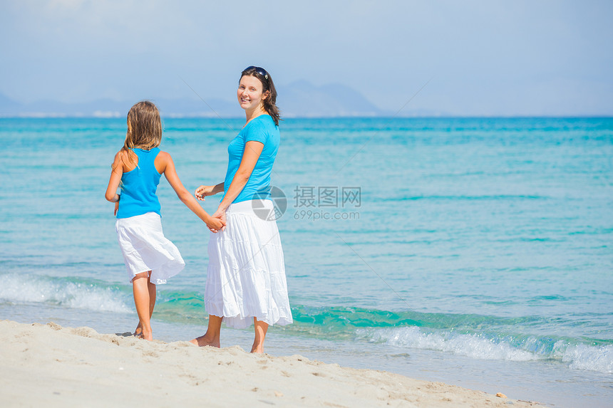 母亲和女儿在沙滩上玩得开心异国女性家庭情调乐趣海滩海洋男生妈妈女士图片