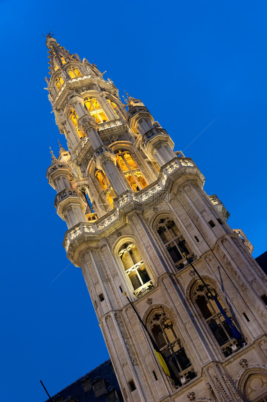 布鲁塞尔大广场市政厅塔塔楼建筑学大厅旗帜房子街道城市历史性天空圆顶尖塔图片