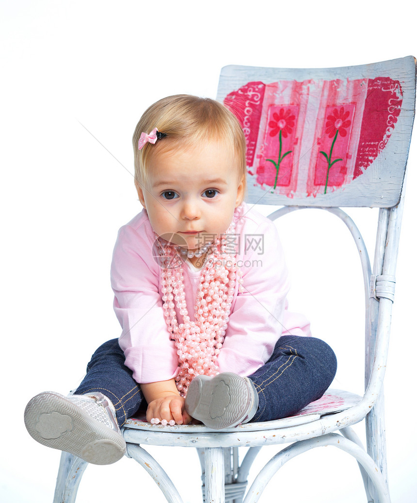 一个可爱女婴的肖像婴儿眼睛女性玫瑰丝带珠子宠物帽盒珍珠微笑图片