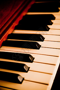 靠窗旧钢琴旧钢琴键盘钥匙笔记音乐艺术黑色古董乐器宏观背景