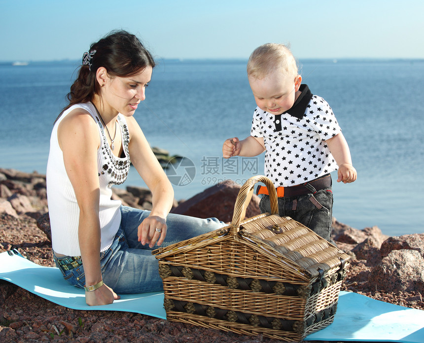 海边野餐蓝色女士童年女性成人男性反射儿子天空母亲图片