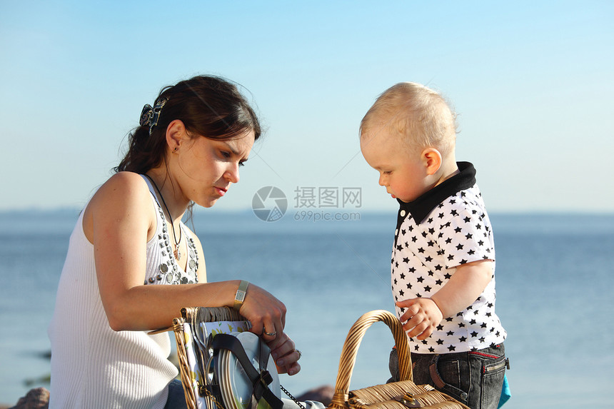 海边野餐男人女士儿子成人反射童年公园天空假期乐趣图片