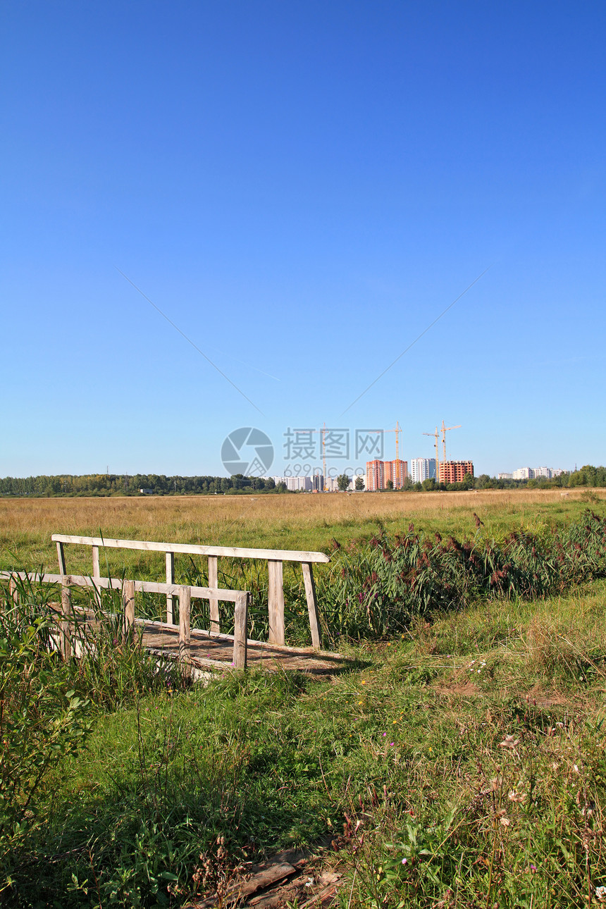 新小屋附近的木桥环境生活爬坡地平线公园场景工程文化风景风暴图片