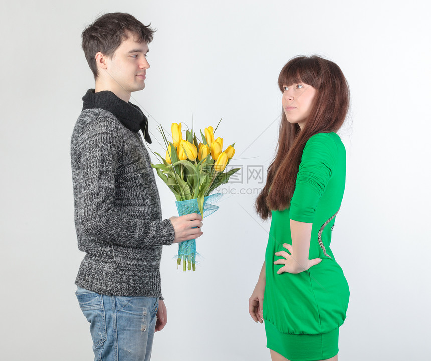 带花束花的一对快乐的年轻夫妇男性男生友谊工作室女性女朋友乐趣郁金香绿色花束图片