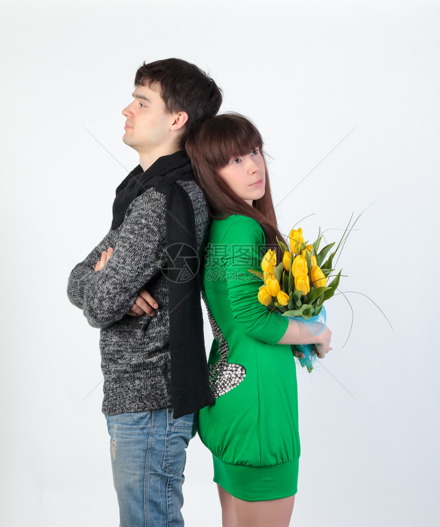 带花束花的一对快乐的年轻夫妇夫妻工作室友谊黄色女朋友花束男朋友绿色郁金香男生图片