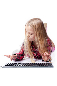 一个小女孩在键盘上写作背景图片