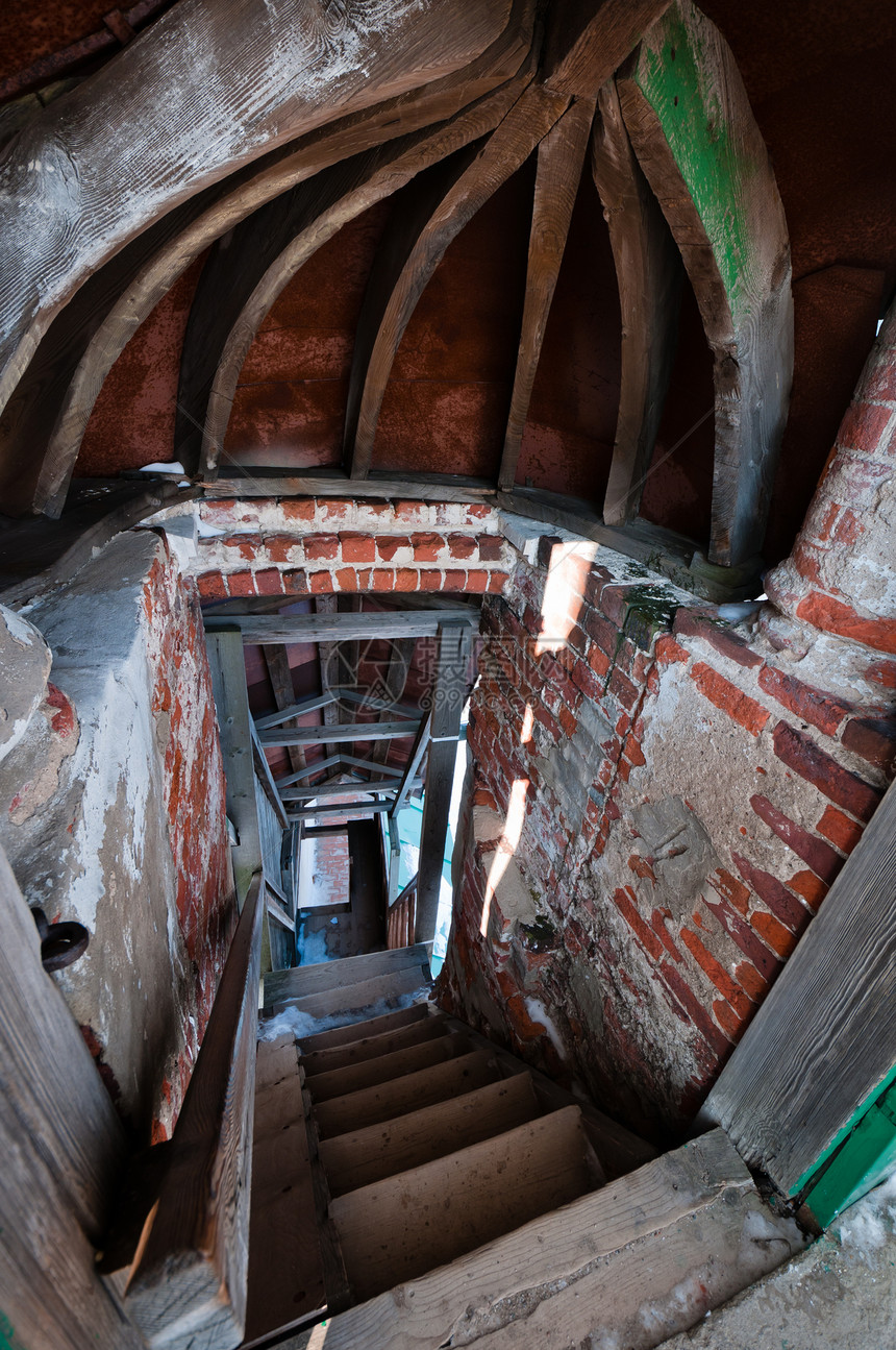 废弃教堂的楼梯隧道图片