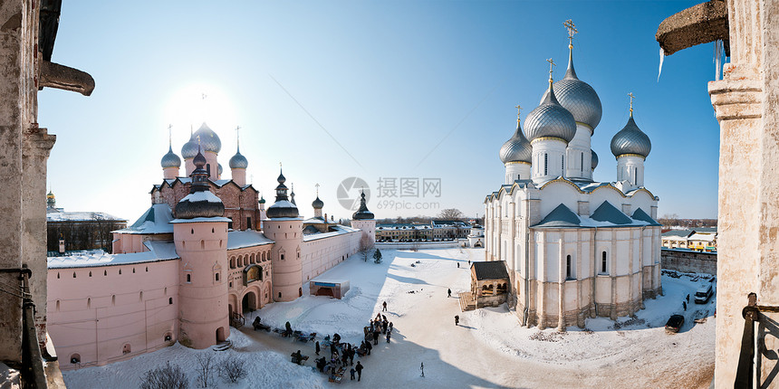 雪全景中的修道院图片
