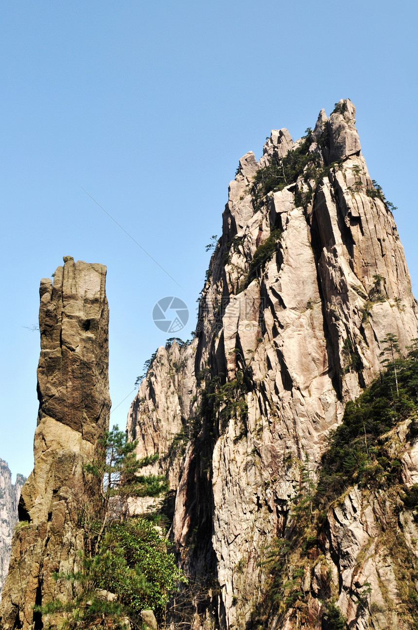 落岩山脉山峰自然旅行岩石松树山脉峡谷薄雾石头森林图片