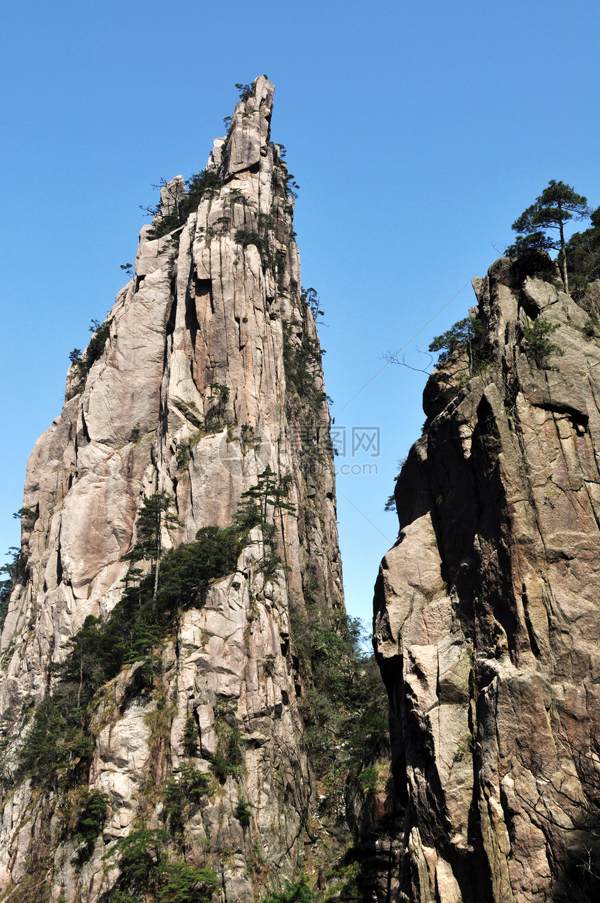 落岩山脉山脉荒野植物森林顶峰旅行自然国家山峰石头图片