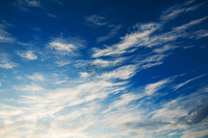 云层天堂多云地平线阳光天蓝色环境牧歌天空白色蓝色图片